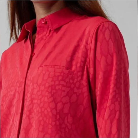 NWOT Athleta Urbanite Top M Stretch Animal Print Hidden-Button Leopard Wicking - Picture 2 of 3